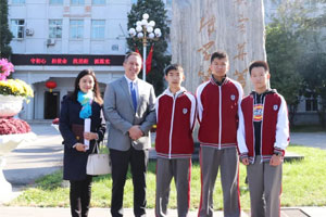 北京市朝陽區(qū)北外同文外國語學(xué)校師生合影